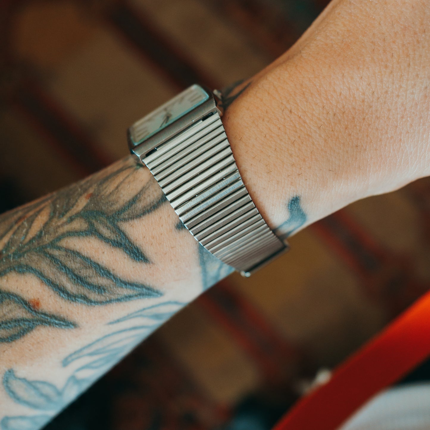 Seiko Quartz ribbed integrated bracelet back detail