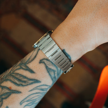 Juvenia Quartz slotted integrated bracelet back detail