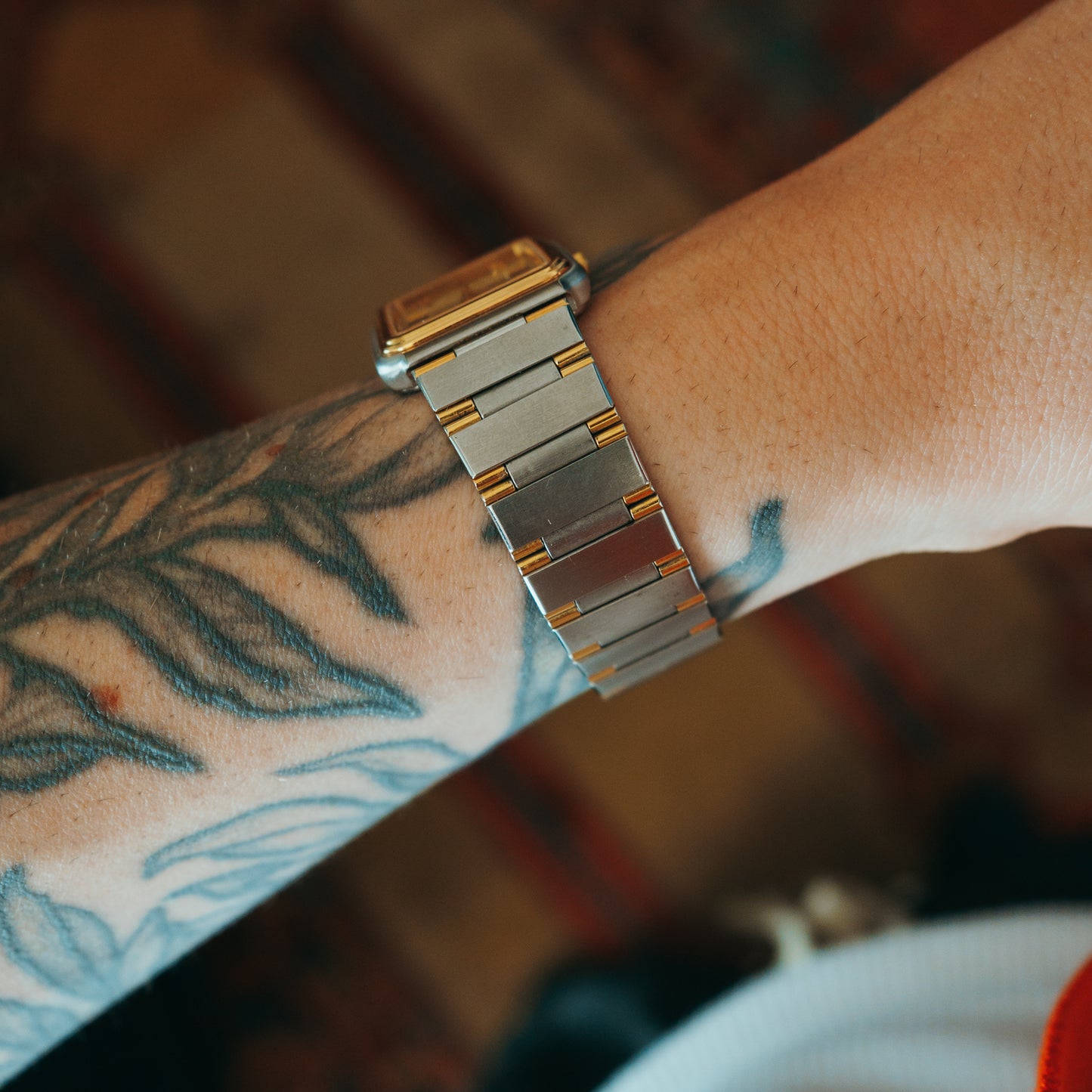 D'Homme Quartz gold-accented integrated bracelet back detail