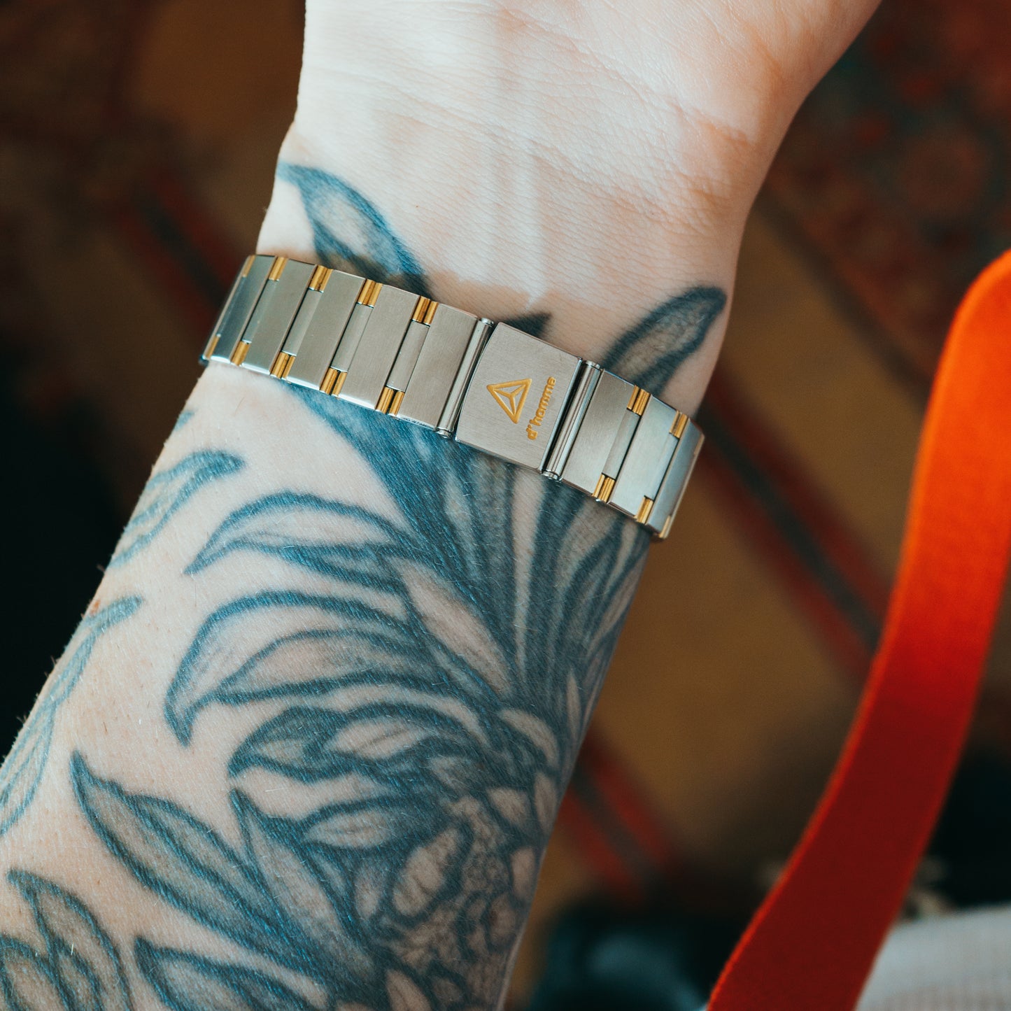 D'Homme Quartz branded clasp detail